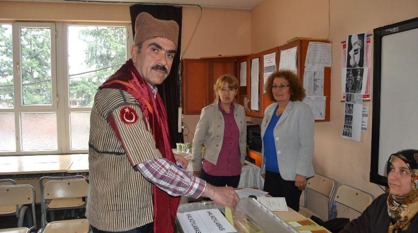 Kuvayi Milliye Kıyafetiyle Oyunu Kullanmaya Gitti