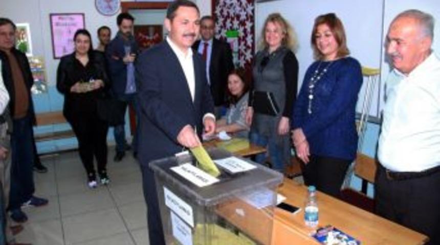 Başkan Uysal Oyunu Kullandı, Gazetecilere Teşekk&uuml;r Etti