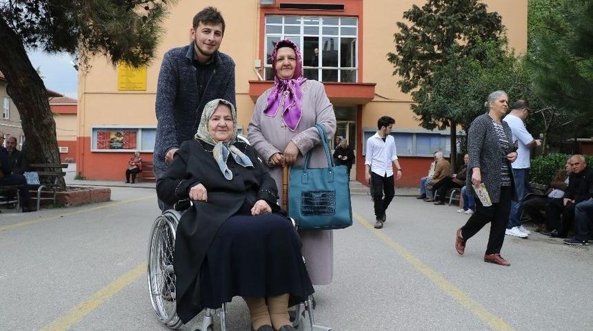 85 Yaşındaki Emekli &Ouml;ğretmen Sandık Başına Koştu