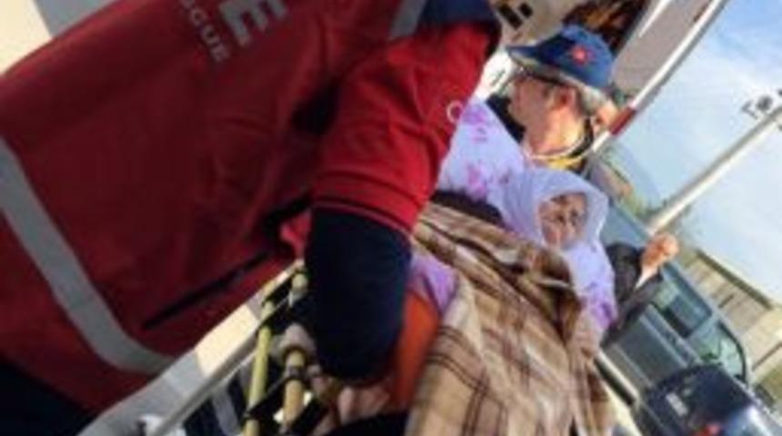 Bakan &Ouml;zl&uuml;&rsquo;n&uuml;n Annesi Ambulansla Oy Kullanmaya Gitti