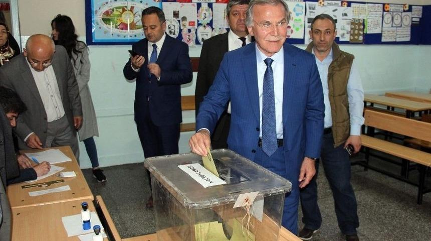 Eski Tbmm Başkanı Şahin Oyunu Kullandı