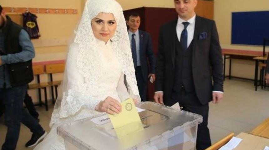 Yeni Evlenen &Ccedil;ift Nikahtan Sonra Oy Kullanmaya Gitti