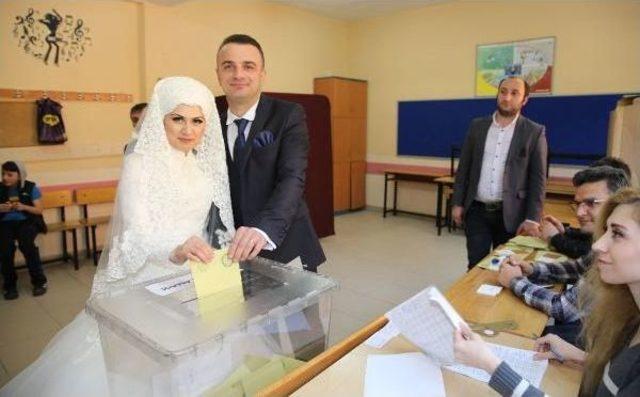 Yeni Evlenen &Ccedil;ift Nikahtan Sonra Oy Kullanmaya Gitti 1