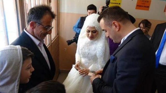 Yeni Evlenen &Ccedil;ift Nikahtan Sonra Oy Kullanmaya Gitti 2