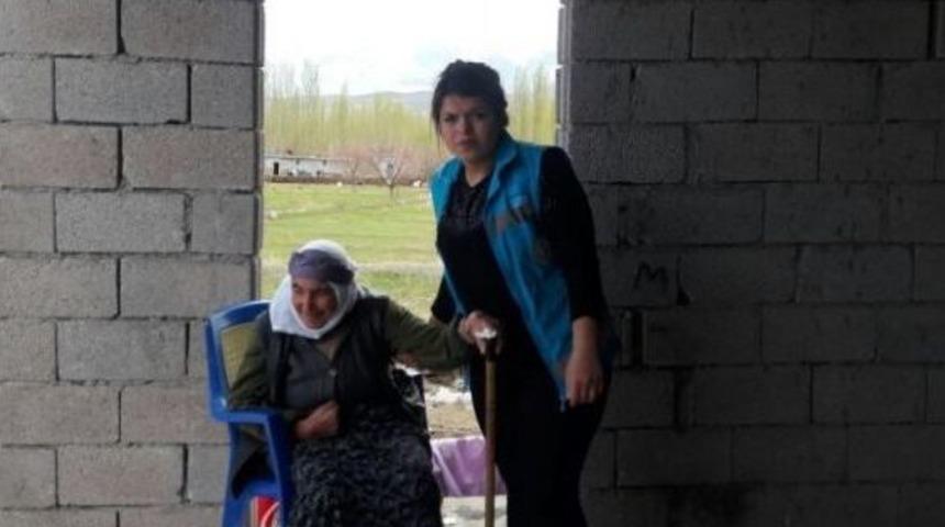 Besi Nine Sedye İle Oy Kullandı