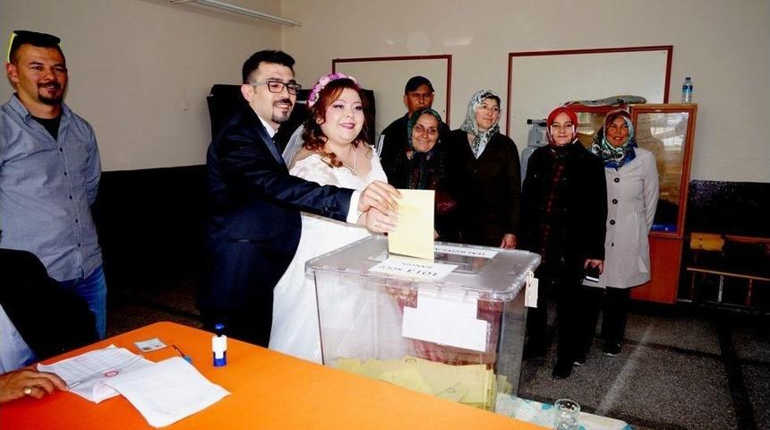 Gelinlik Ve Damatlıklarıyla Oy Kullandılar