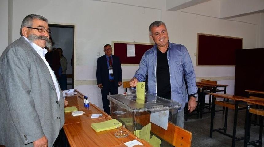 Belediye Başkanı S&ouml;zen Oyunu Ailesiyle Kullandı