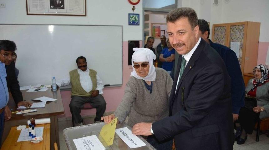 Muğlalı Vekil 90 Yaşındaki Annesi İle Sandığa Gitti