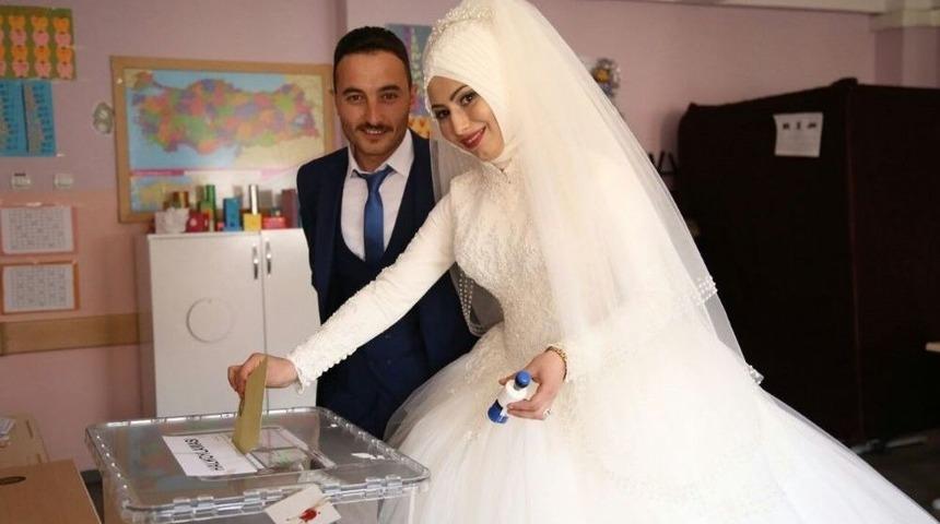 Gelin-damat Birlikte Oy Kullandı