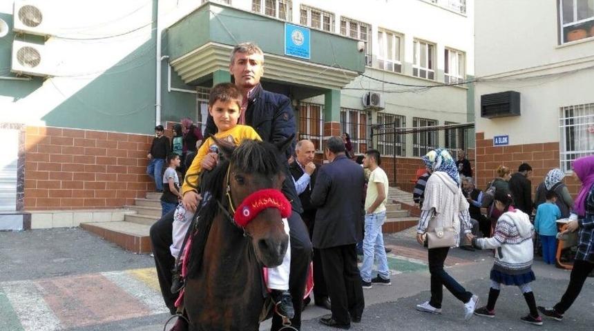 Oy Vermeye Atıyla Geldi