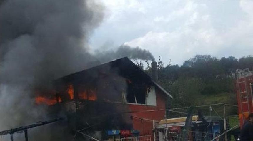 Kandıra'da Yıldırım D&uuml;şen Restoran Yandı