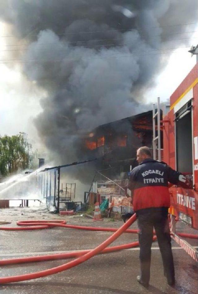 Kandıra'da Yıldırım Düşen Restoran Yandı