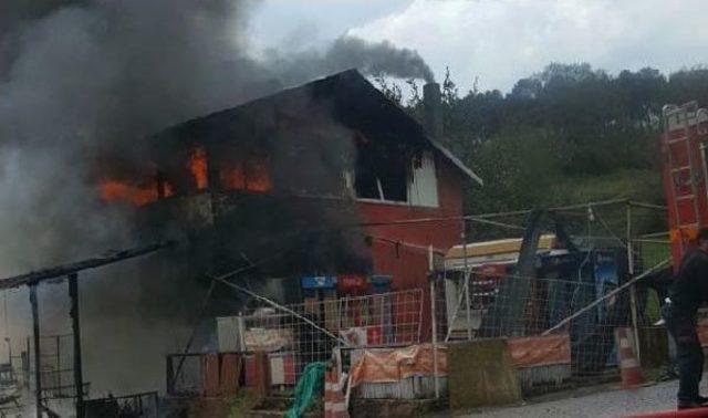 Kandıra'da Yıldırım Düşen Restoran Yandı