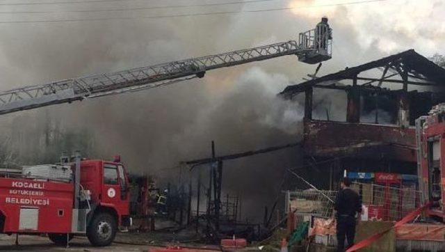 Kandıra'da Yıldırım Düşen Restoran Yandı