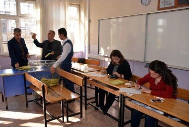 Başbakan Yardımcısı Kaynak'ın Sandığından 'evet' Çıktı