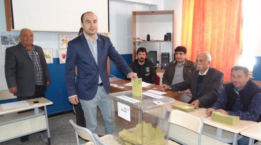 G&ouml;lpazarı&rsquo;nda B&uuml;rokratar Ve Siyasi Parti Temsilcileri De &Ccedil;eşitli Sandıklarda Oylarını Kullandı