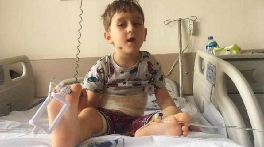 Topun Peşinden Koşan &Ccedil;ocuğa K&ouml;pekler Saldırdı