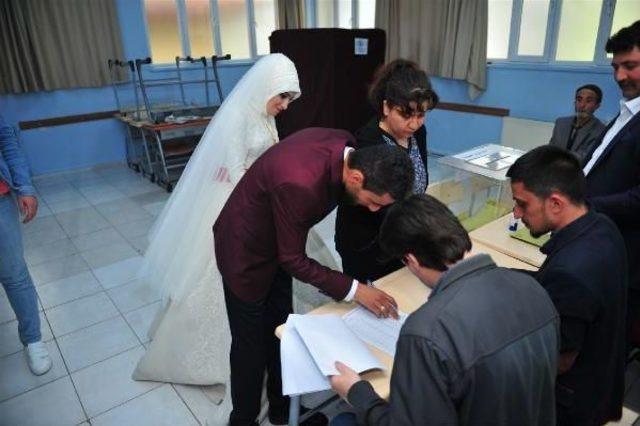 Nikah Töreninden Önce Oylarını Kullandılar 1