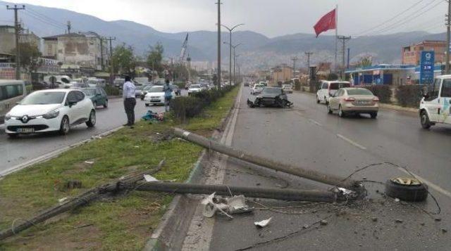 Kazada Yıkılan Direk Suriyeli Ailenin Üzerine Devrildi: 4 Yaralı