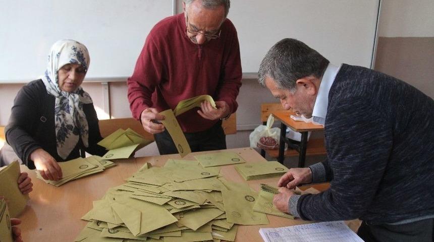 Mersin&rsquo;de Oy Sayım İşlemi S&uuml;r&uuml;yor