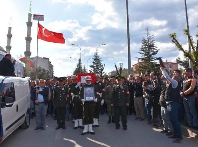 Uşaklılar Şehit Binbaşıyı Uğurladı