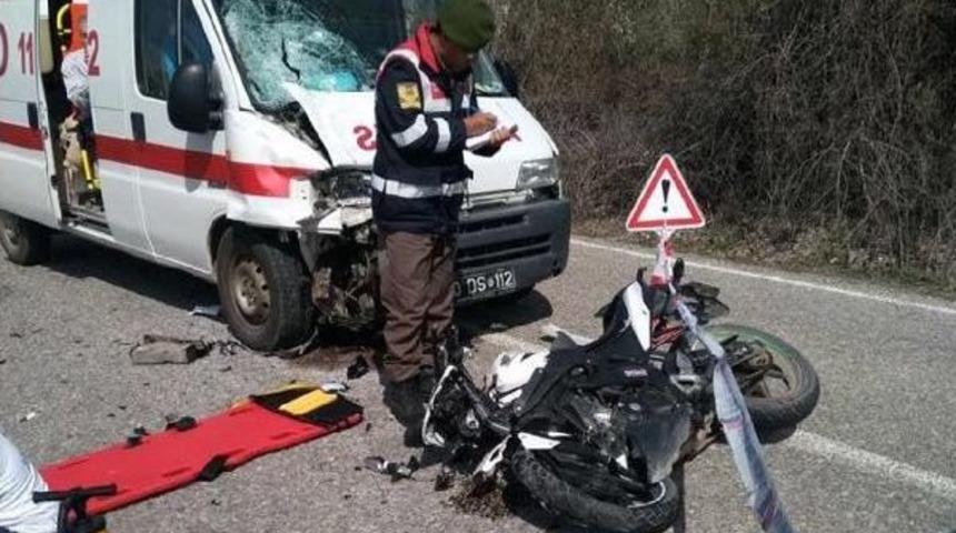 Se&ccedil;men Taşıyan Ambulans Ile Motosiklet &Ccedil;arpıştı: 1 &Ouml;l&uuml;, 1 Yaralı