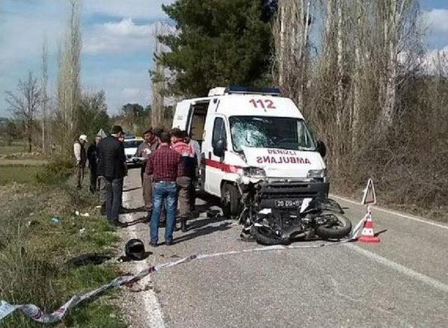 Seçmen Taşıyan Ambulans Ile Motosiklet Çarpıştı: 1 Ölü, 1 Yaralı