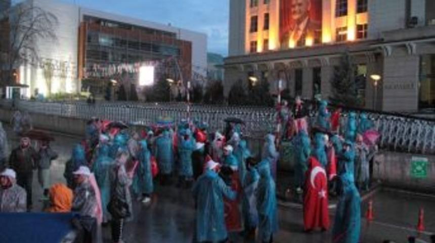 Partililer, Başbakan Yıldırım&rsquo;ın Balkon Konuşmasını Bekleniyor