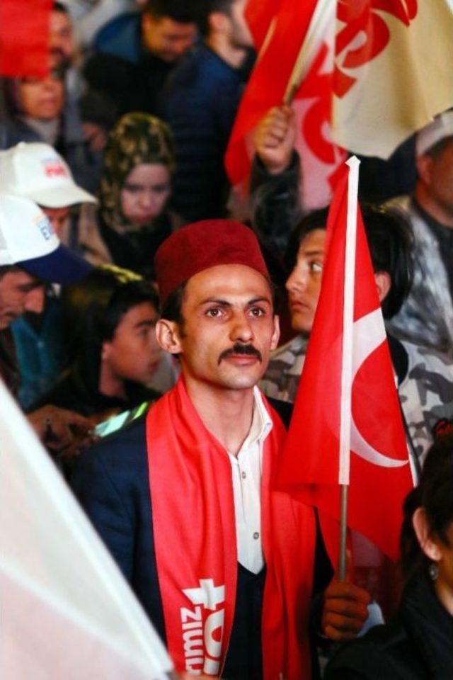 Ak Parti Genel Merkezi’ne Vatandaşlar Akın Etmeye Başladı