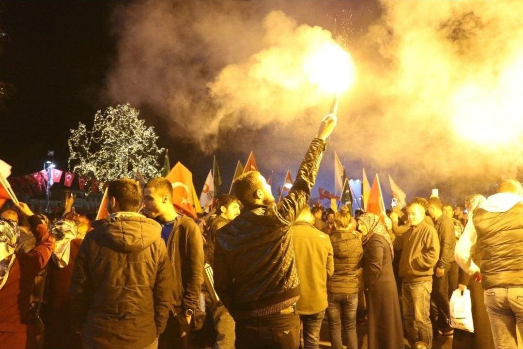 Sivas&rsquo;ta Halaylı &rsquo;evet&rsquo; Kutlaması