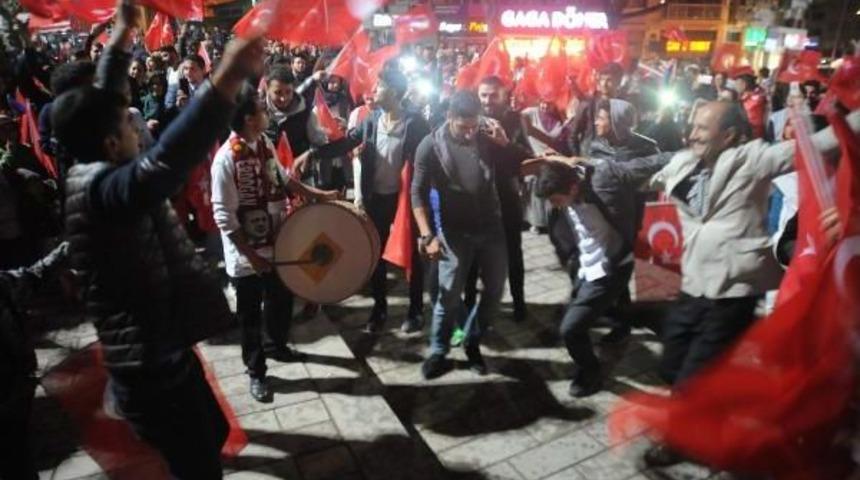 Bursa Ak Parti &Ouml;n&uuml;nde Davullu Zurnalı Kutlama