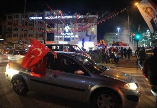 Bursa Ak Parti Önünde Davullu Zurnalı Kutlama