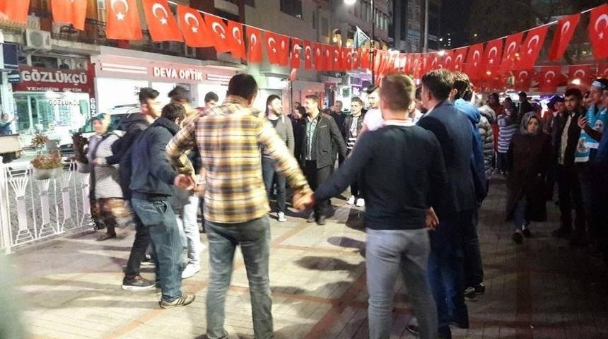 Rize&rsquo;de Referandum Sonu&ccedil;larına Horonlu Kutlama