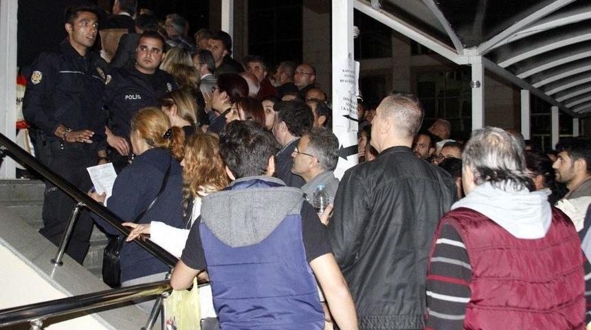 Sandık G&ouml;revlileri Adliye &Ouml;n&uuml;nde Kuyruk Oluşturdu