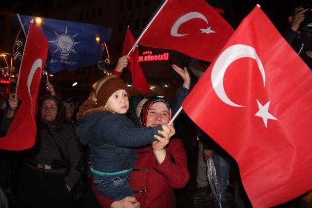 Bolu’da Referandum Sonucu Havai Fişeklerle Kutlandı