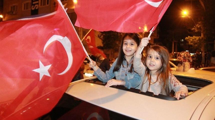 Ak Partililerden Zafer Kutlaması