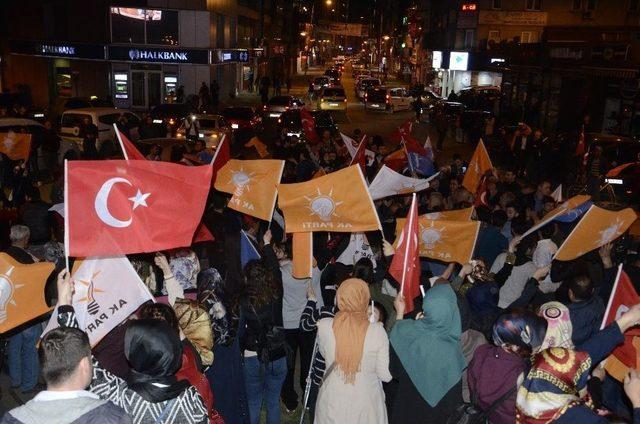 Zonguldak’ta Havai Fişekli Referandum Kutlaması