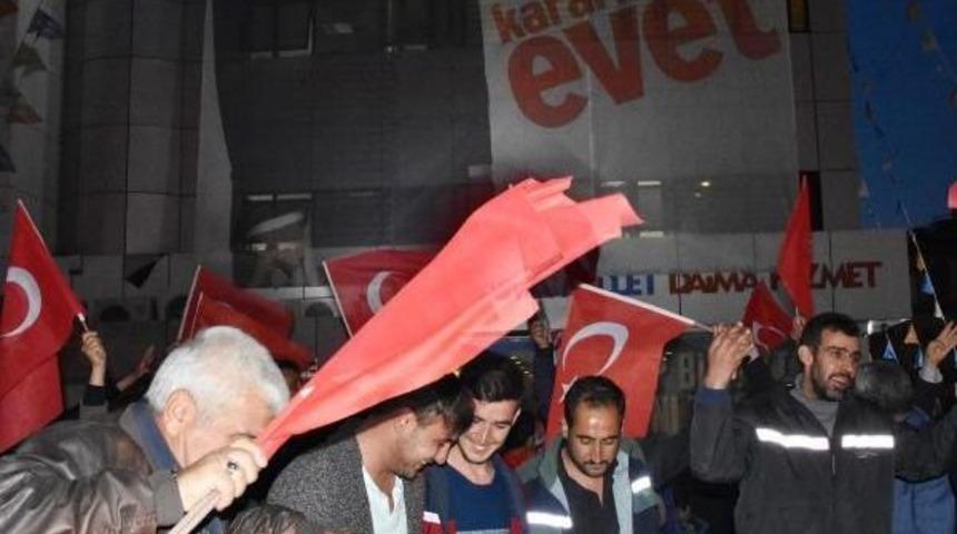 Konya'da 'evet' Kutlaması