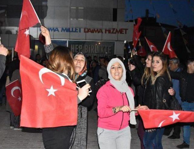 Konya'da 'evet' Kutlaması