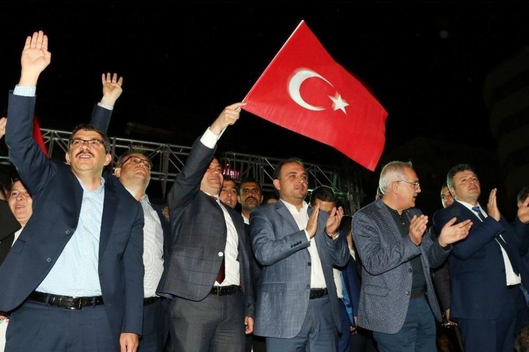 Manisa&rsquo;da &rsquo;evet&rsquo; Kutlamaları