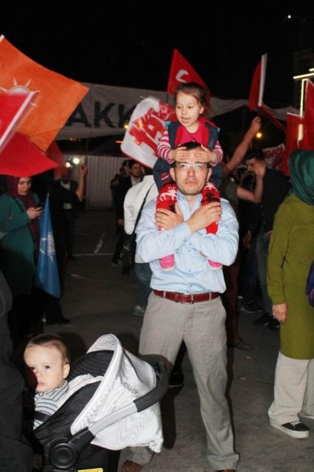 Ak Parti İzmir&rsquo;de &rsquo;evet&rsquo; Coşkusu