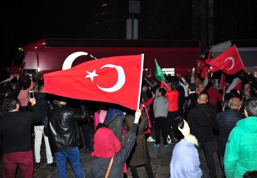 Başkentliler Sokaklara D&ouml;k&uuml;ld&uuml;