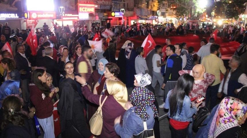 Evet&rsquo;i G&ouml;bek Atarak Kutladılar