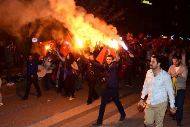 Çanakkale'de Davullu-Zurnalı Referandum Kutlaması