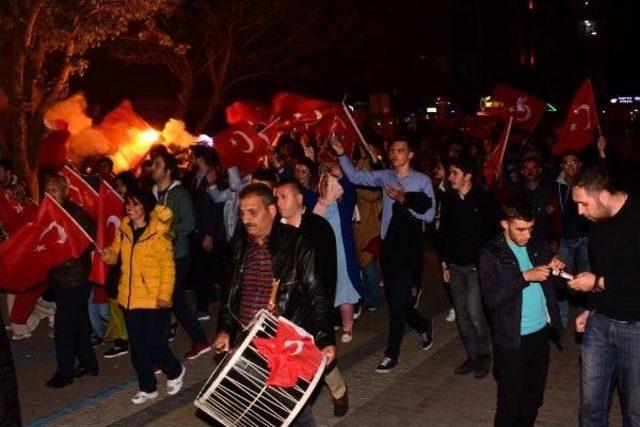 Çanakkale'de Davullu-Zurnalı Referandum Kutlaması