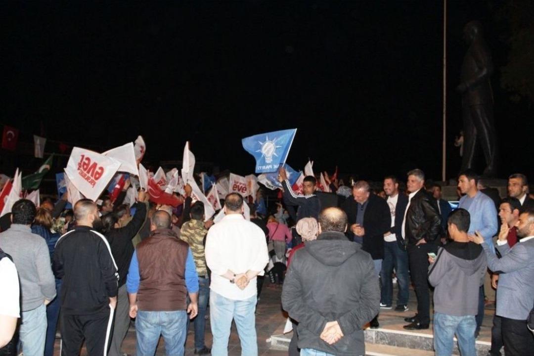 Ayvalık Ak Parti&rsquo;de &lsquo;evet&rsquo; Coşkusu