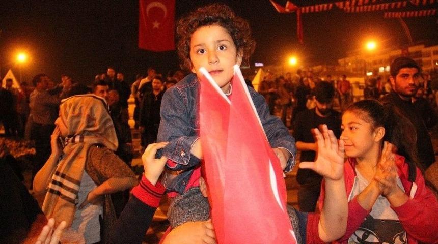 Şanlıurfalılar Referandum Zaferini Kutladı