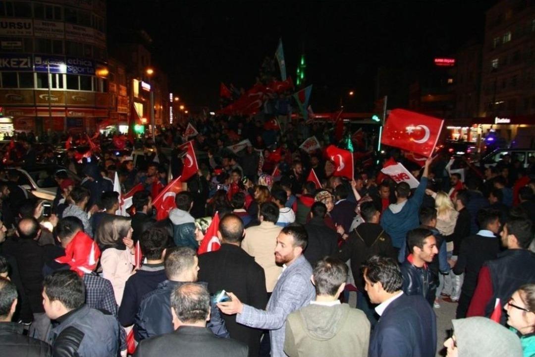 Van&rsquo;da &lsquo;evet&rsquo; Coşkusu