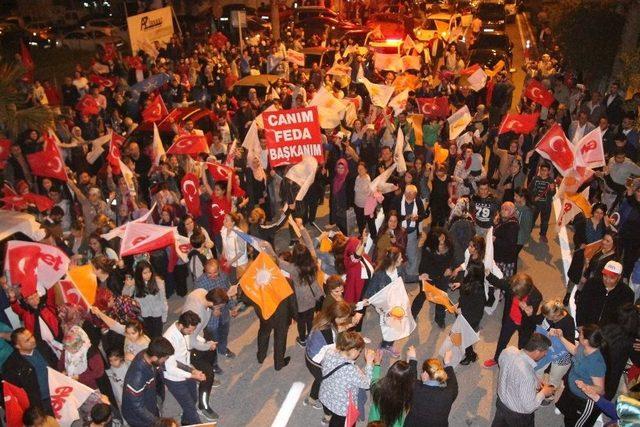 Ak Parti’liler Mersin’de Referandum Sonucunu Kutladı