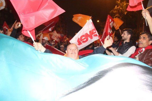 Ak Parti&rsquo;liler Mersin&rsquo;de Referandum Sonucunu Kutladı 2